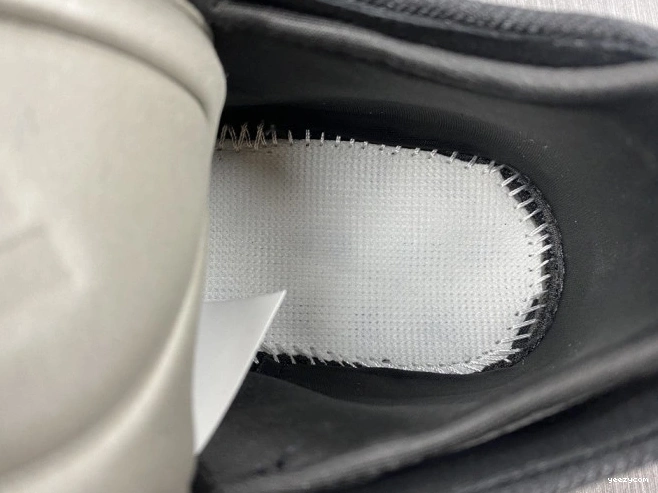 YEEZY H68031 400 ADIDAS 0920